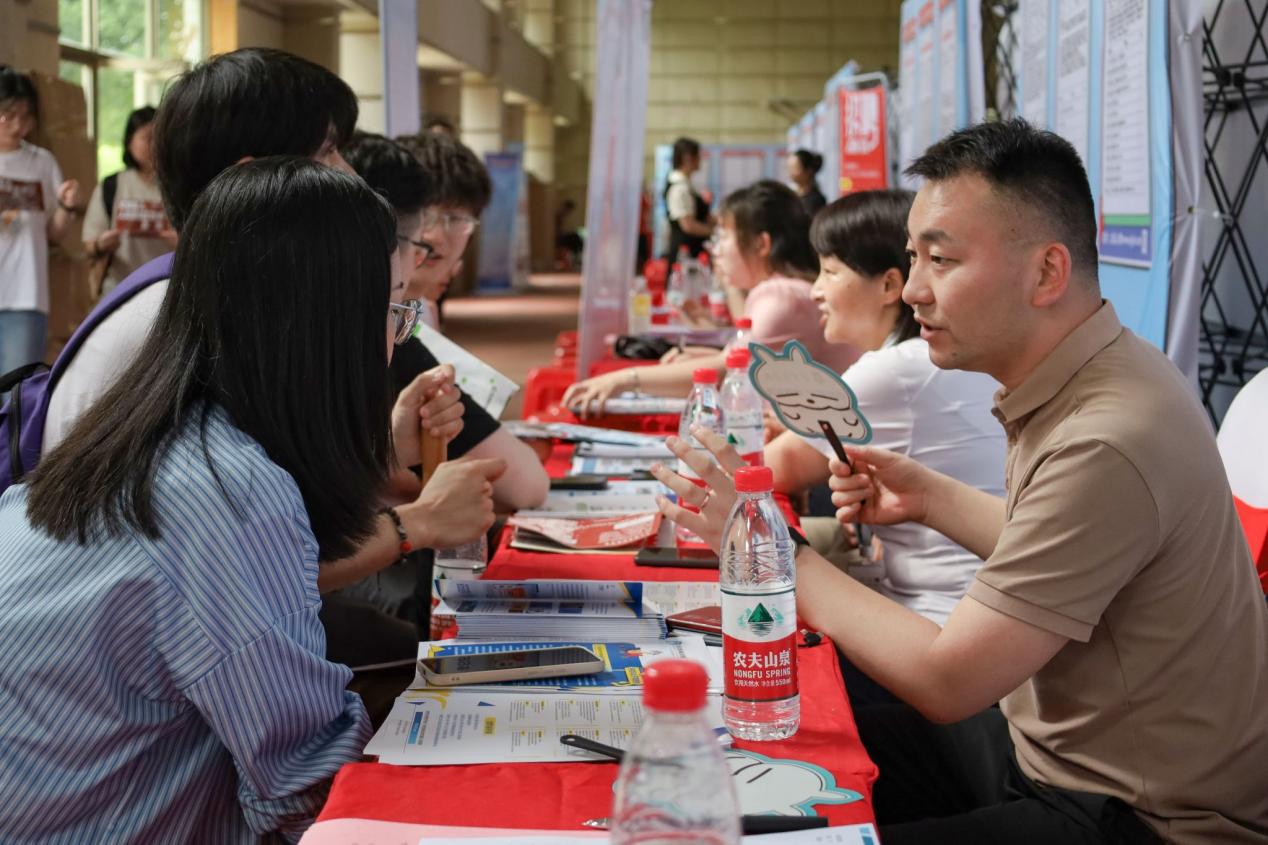 纽约国际最新网站“百日冲刺促就业”2023届毕业生夏季双选会现场。纽约国际最新网站供图