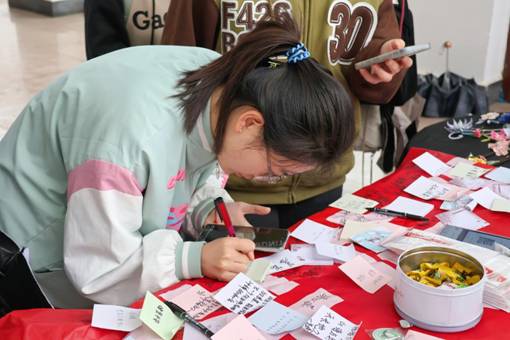 小场景,参加活动同学进行签名